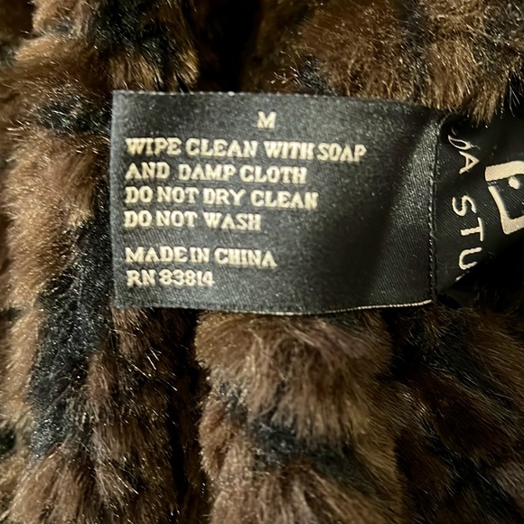 ❄️Fuda Studio size Medium reversible faux fur and black graphite canvas reverse - Picture 12 of 12